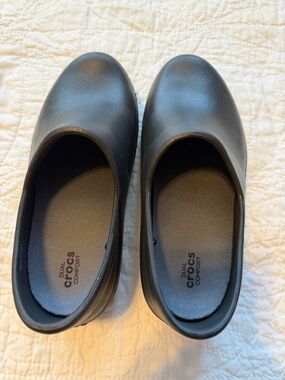 CROCS women’s Black Slip-On Dual Comfort Clogs